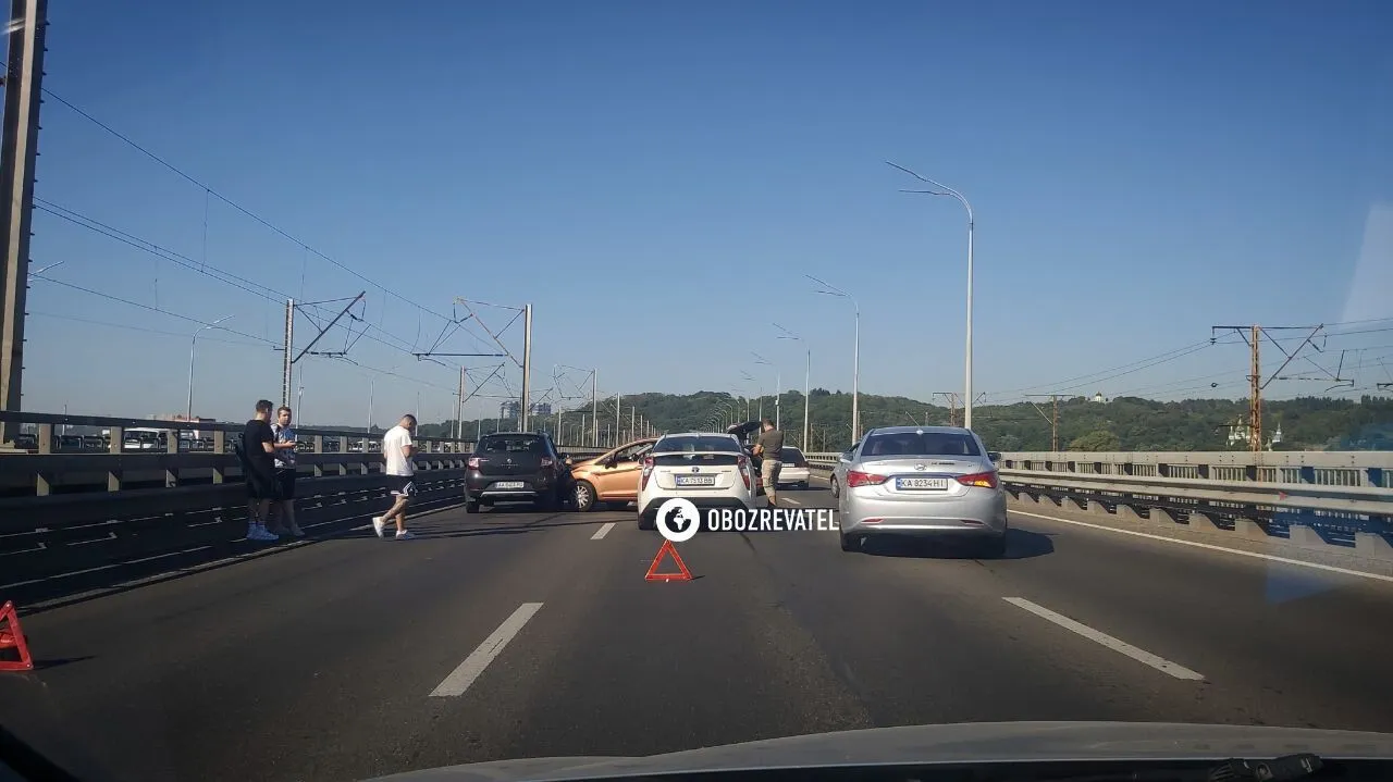 У Києві на Дарницькому мості сталася потрійна ДТП: виник великий затор. Фото і відео