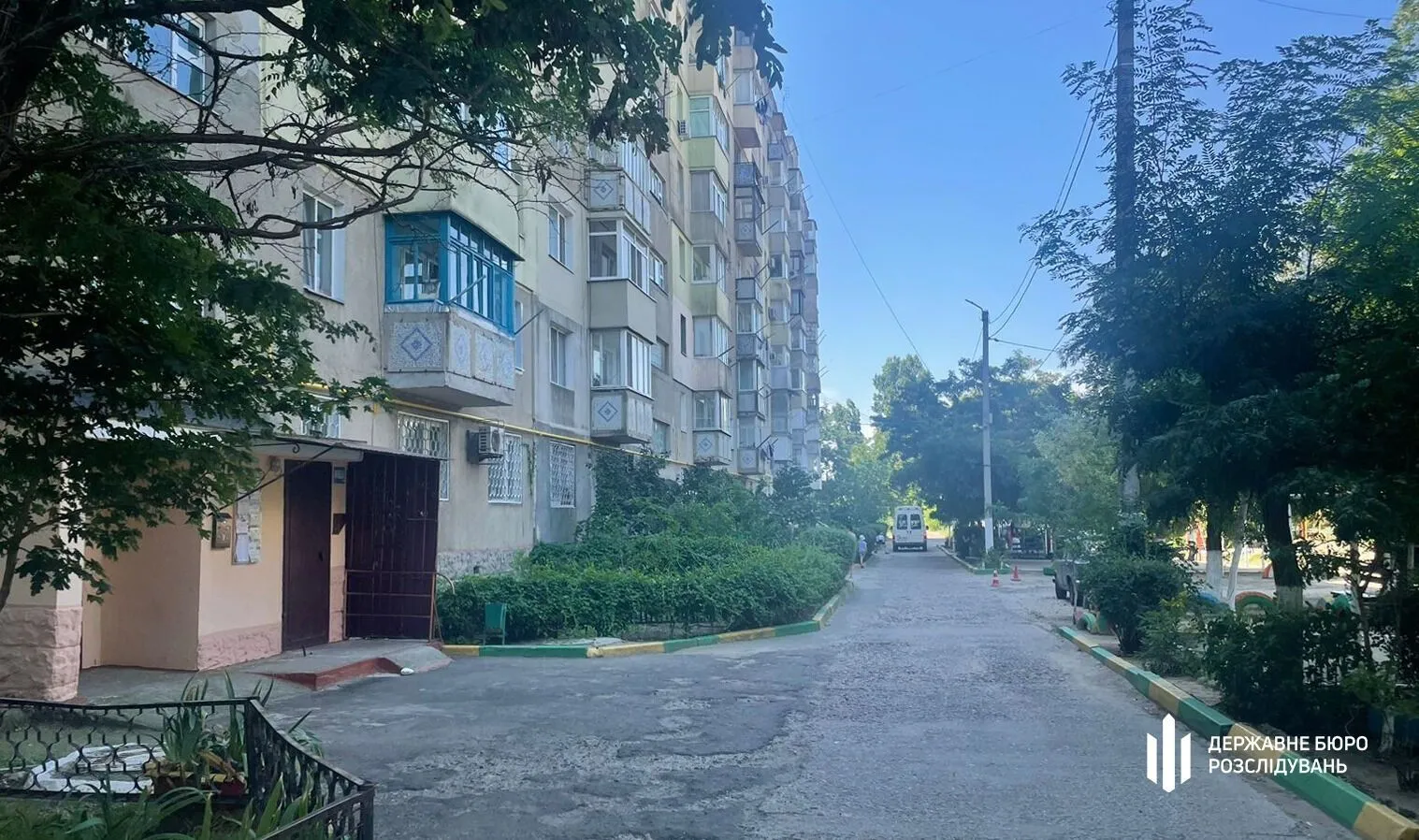 ДБР задержал полицейского, который дважды переехал женщину и оставил на скамейке: она скончалась в больнице. Видео момента аварии dqxikeidqxiqqeant