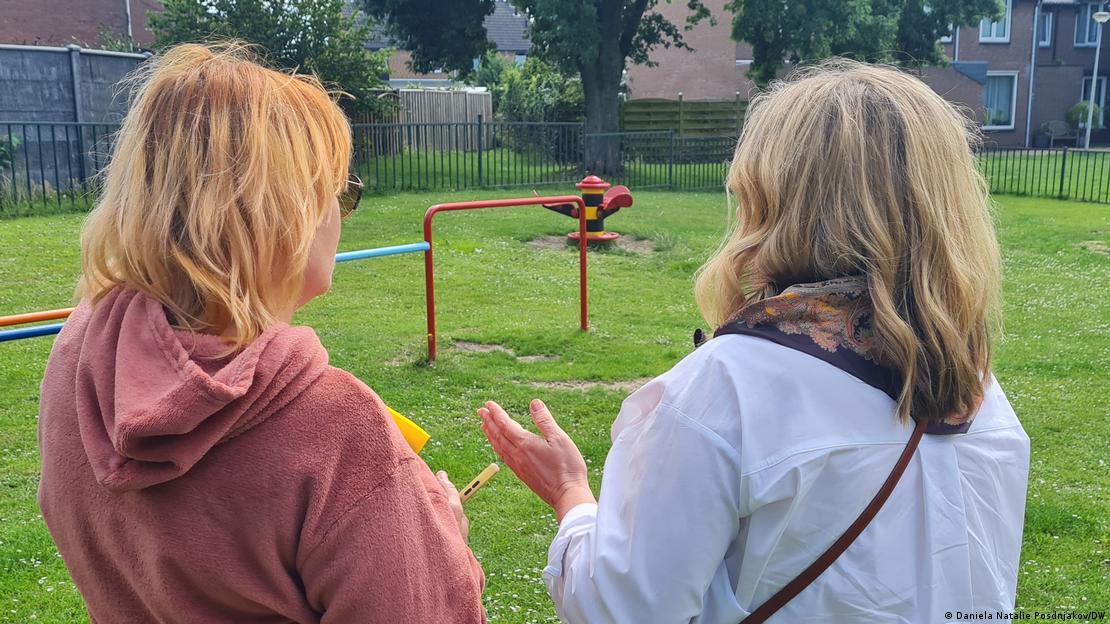 Две женщины на детской площадке dqxikeidqxitkant