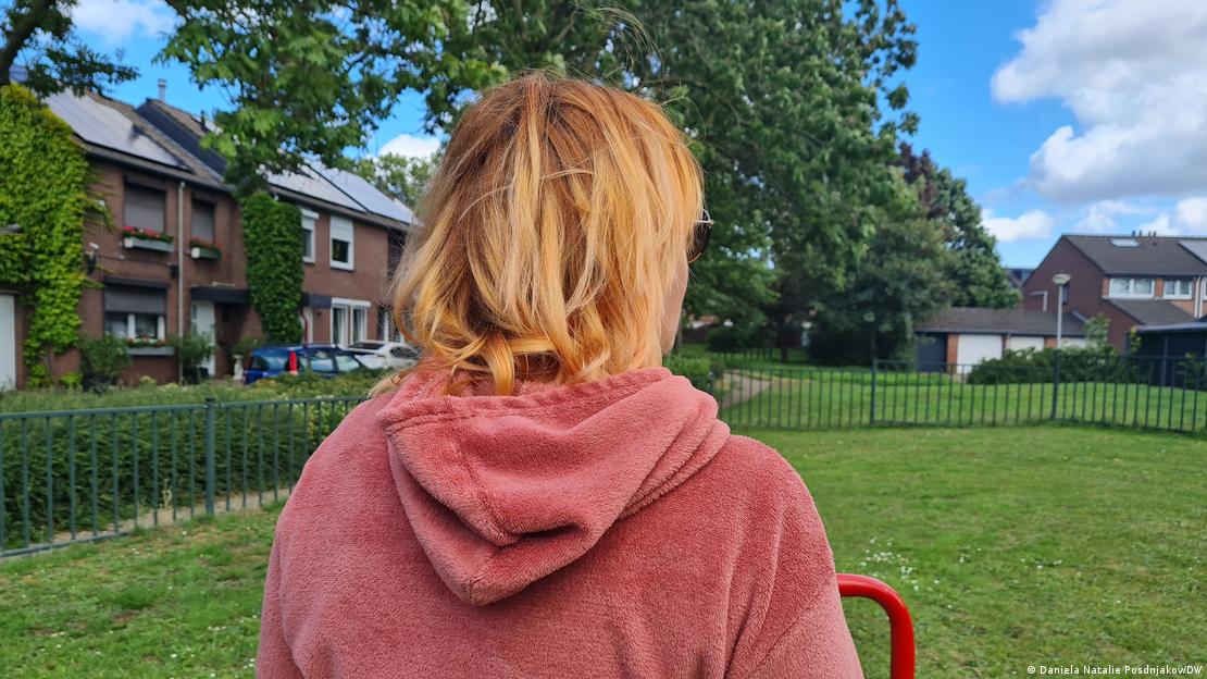 Женщина на фоне детской площадки