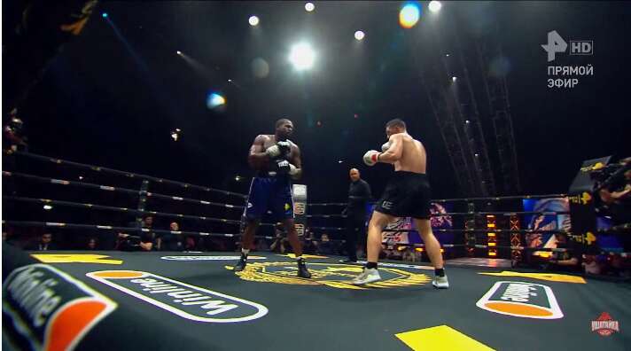 Відомий американський суперваговик вийшов на бій під гімн Росії і розгромно програв. Відео