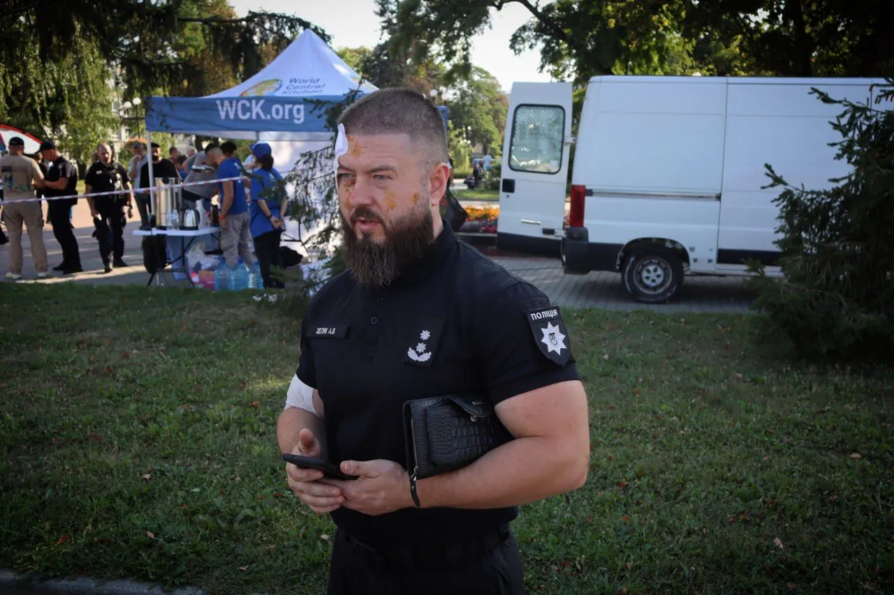 Удар по Чернигову: в полиции показали одного из героев, спасавших людей