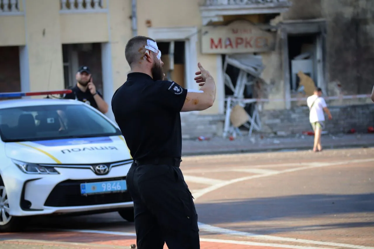 Удар по Чернигову: в полиции показали одного из героев, спасавших людей