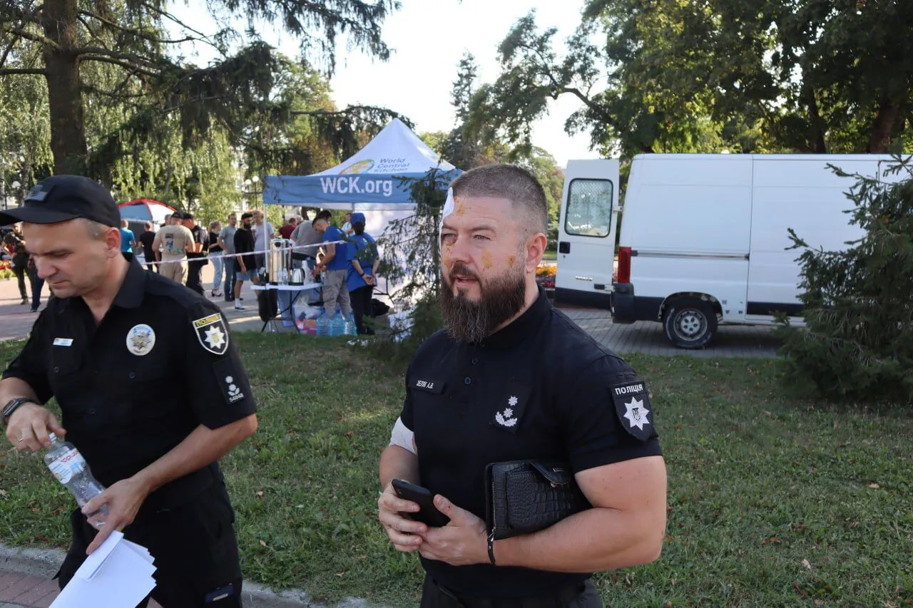 Удар по Чернигову: в полиции показали одного из героев, спасавших людей