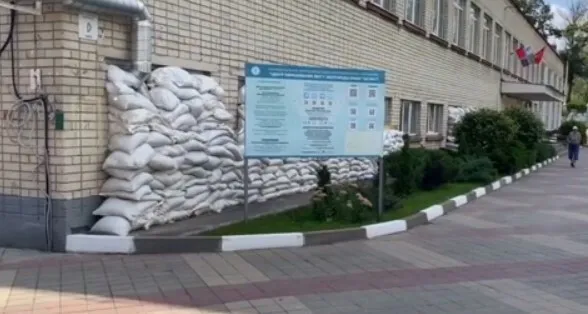 Неужели война? В Белгороде окна первых этажей закрывают мешками с песком. Видео dqxikeidqxiqqeant