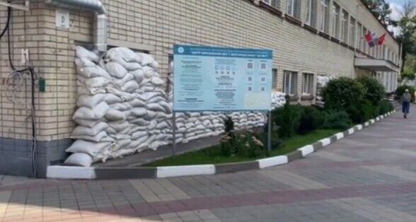 Невже війна? У Бєлгороді вікна перших поверхів закривають мішками з піском. Відео dqxikeidqxiqqeant