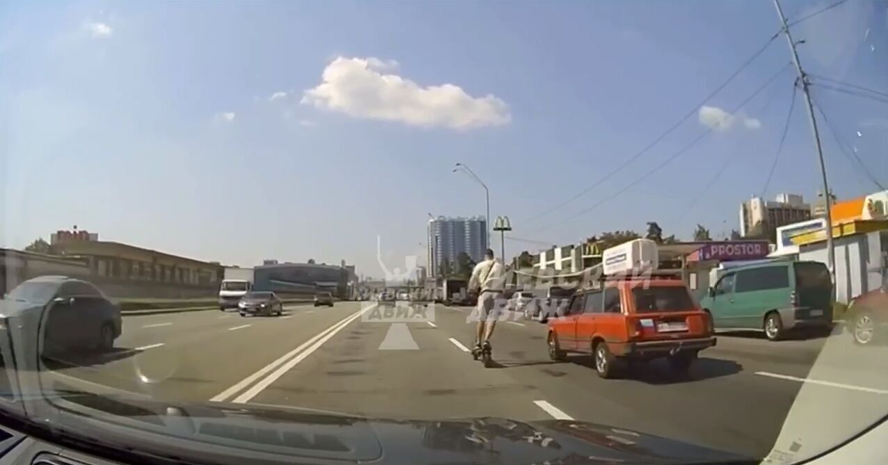 Даже без шлема: в Киеве мужчина на электросамокате обгонял машины на скорости 70 км/ч. Видео dqxikeidqxiqqeant