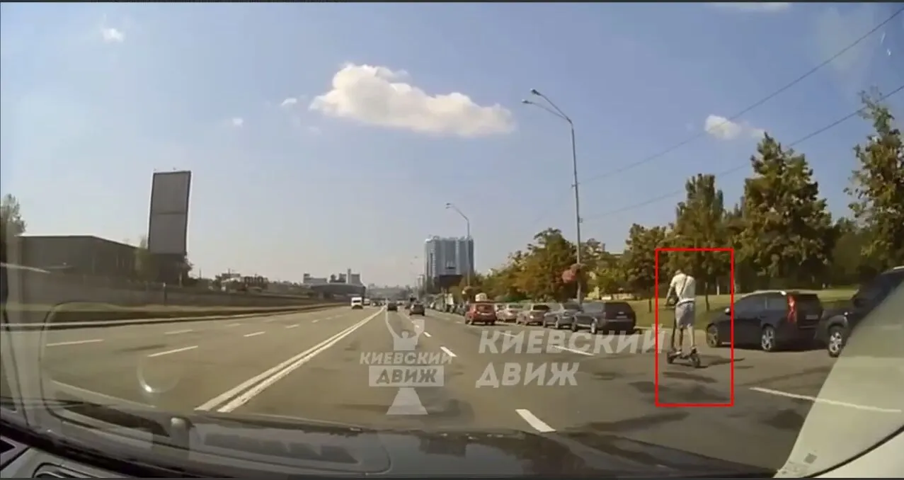 Даже без шлема: в Киеве мужчина на электросамокате обгонял машины на скорости 70 км/ч. Видео