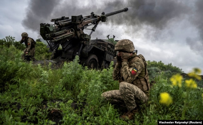 Украинские артиллеристы ведут огонь по реактивной системе залпового огня «Вампир» по позициям российских войск. Недалеко от города Авдеевки Донецкой области, 31 мая 2023 года