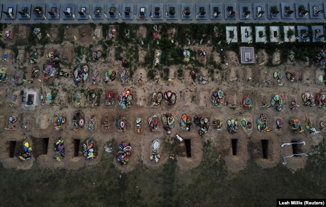 Свіжовириті могили на частині цвинтаря, де ховають загиблих українських вояків. Харків, липень 2022 року