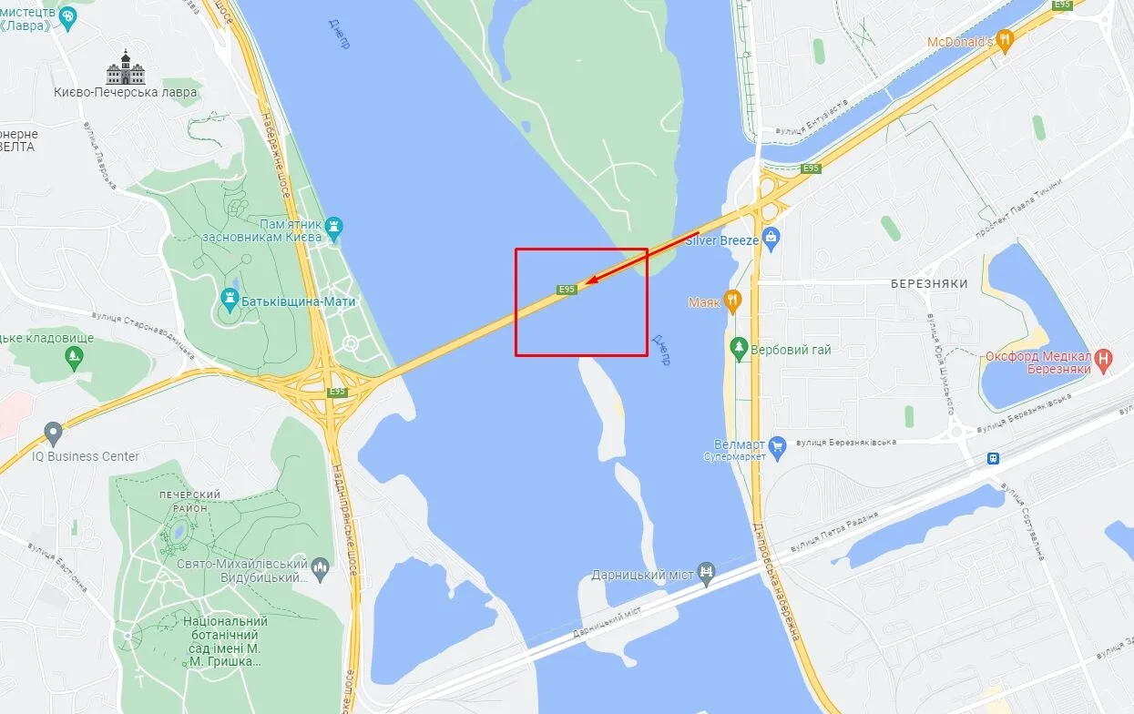 У Києві на мосту Патона перекинувся легковик: виник великий затор. Фото і відео dqxikeidqxiqqeant