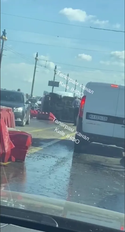 У Києві на мосту Патона перекинувся легковик: виник великий затор. Фото і відео