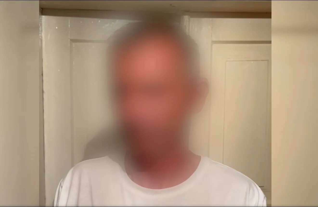 В Киевской области мужчина в центре города ограбил женщину с ребенком: преступление попало на камеры. Видео