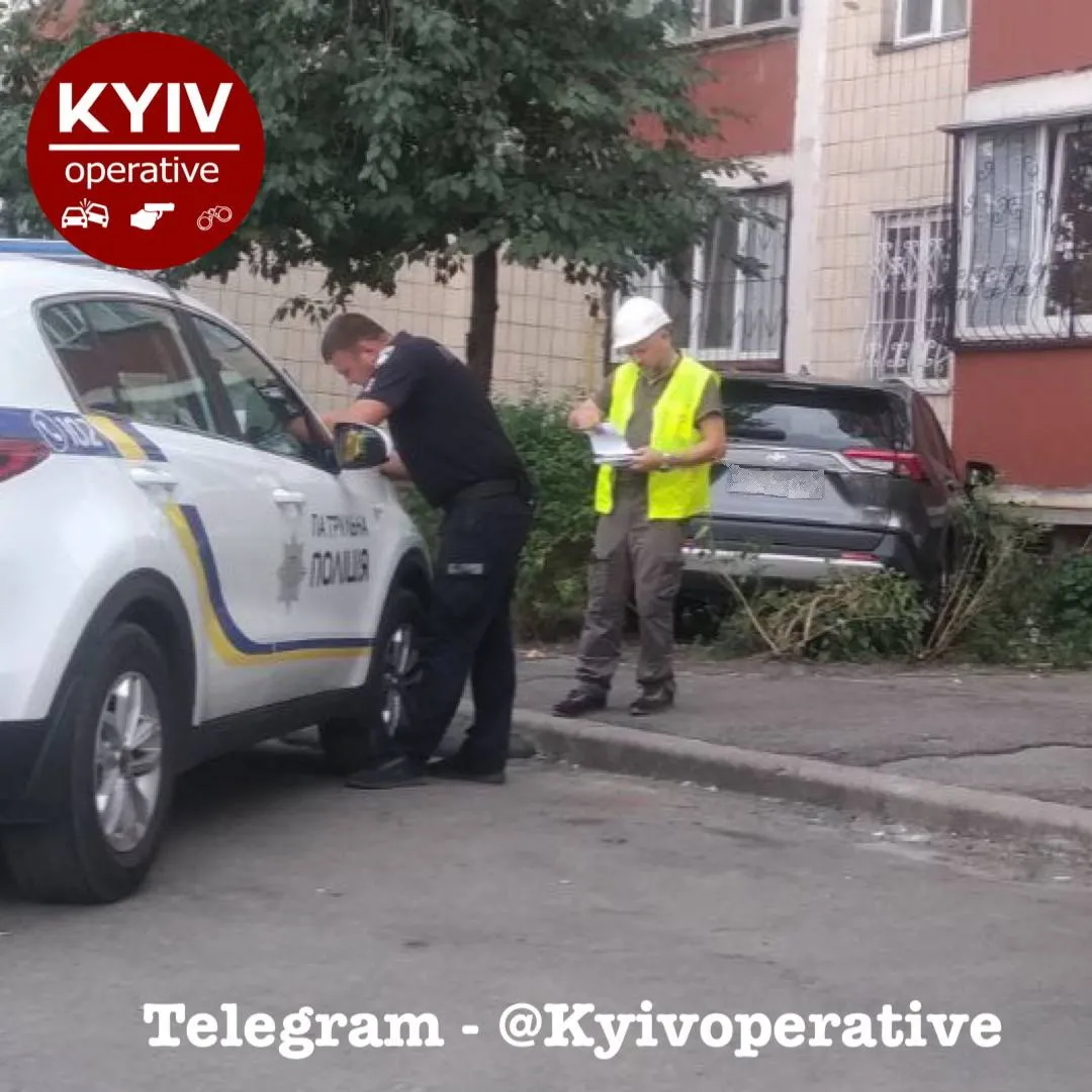 В Киеве на Троещине легковушка протаранила стену многоэтажки. Фото dqxikeidqxitkant