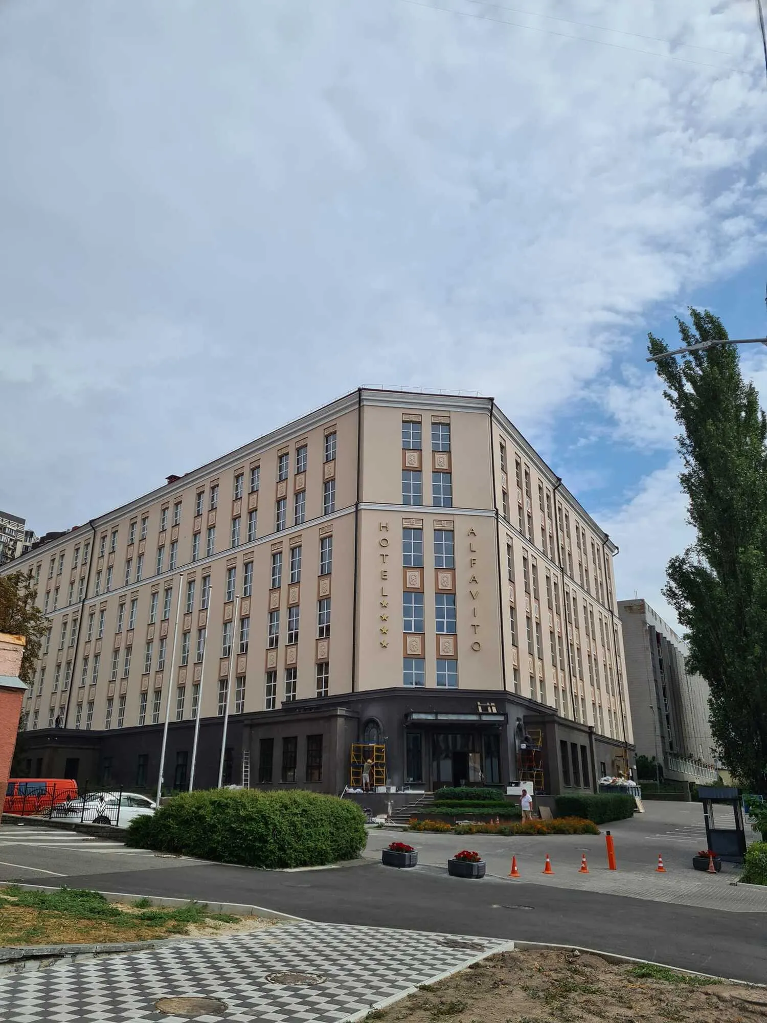 У Києві відновили готель, у який минулого року влучила російська ракета. Фото dqxikeidqxiqqeant