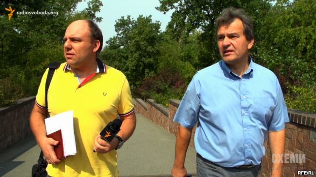 Журналіст програми «Схеми» Сергій Андрушко і заступник керівника будинку відпочинку ДП «Конча-Заспа» Ігор Колесник dqxikeidqxiqqeant