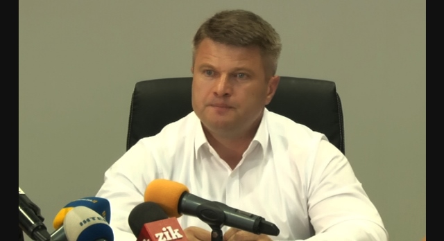 Заступник начальника ДФС Рівненщини Ігор Бородавко на прес-конференції. Кадр з відео Анни Махно