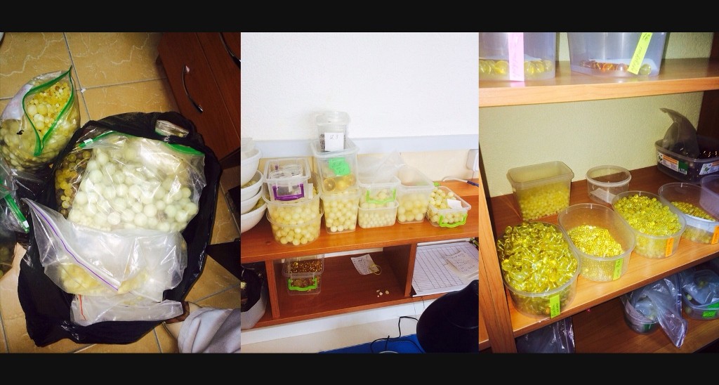 Оброблений бурштин вилучений у Рівному на вулиці Студентській. Фото: СЗГ УМВС Рівненщини