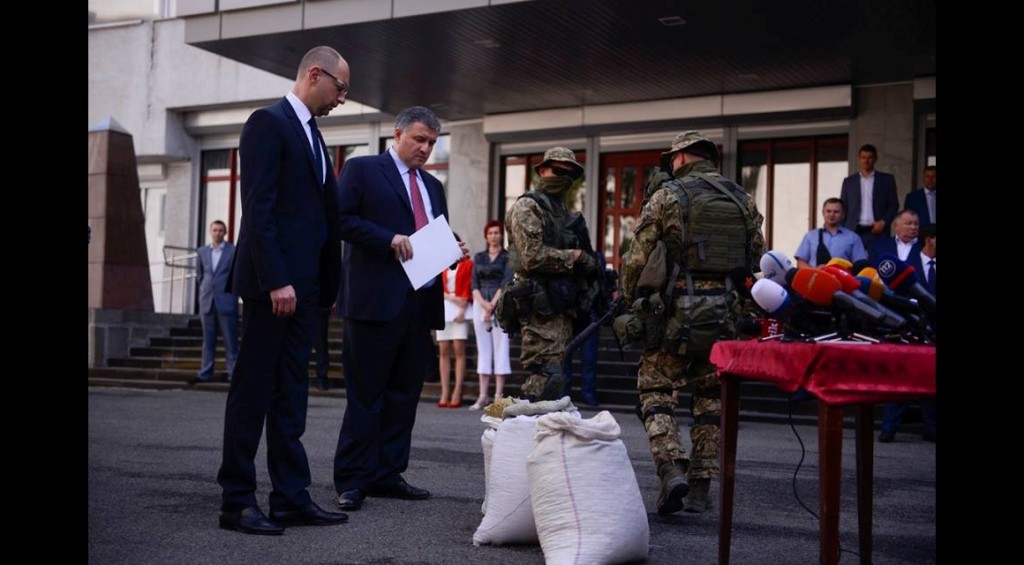 Високопосадовці пишаються небаченою партією вилученого бурштину. Фото з фейсбук-сторінки Арсенія Яценюка