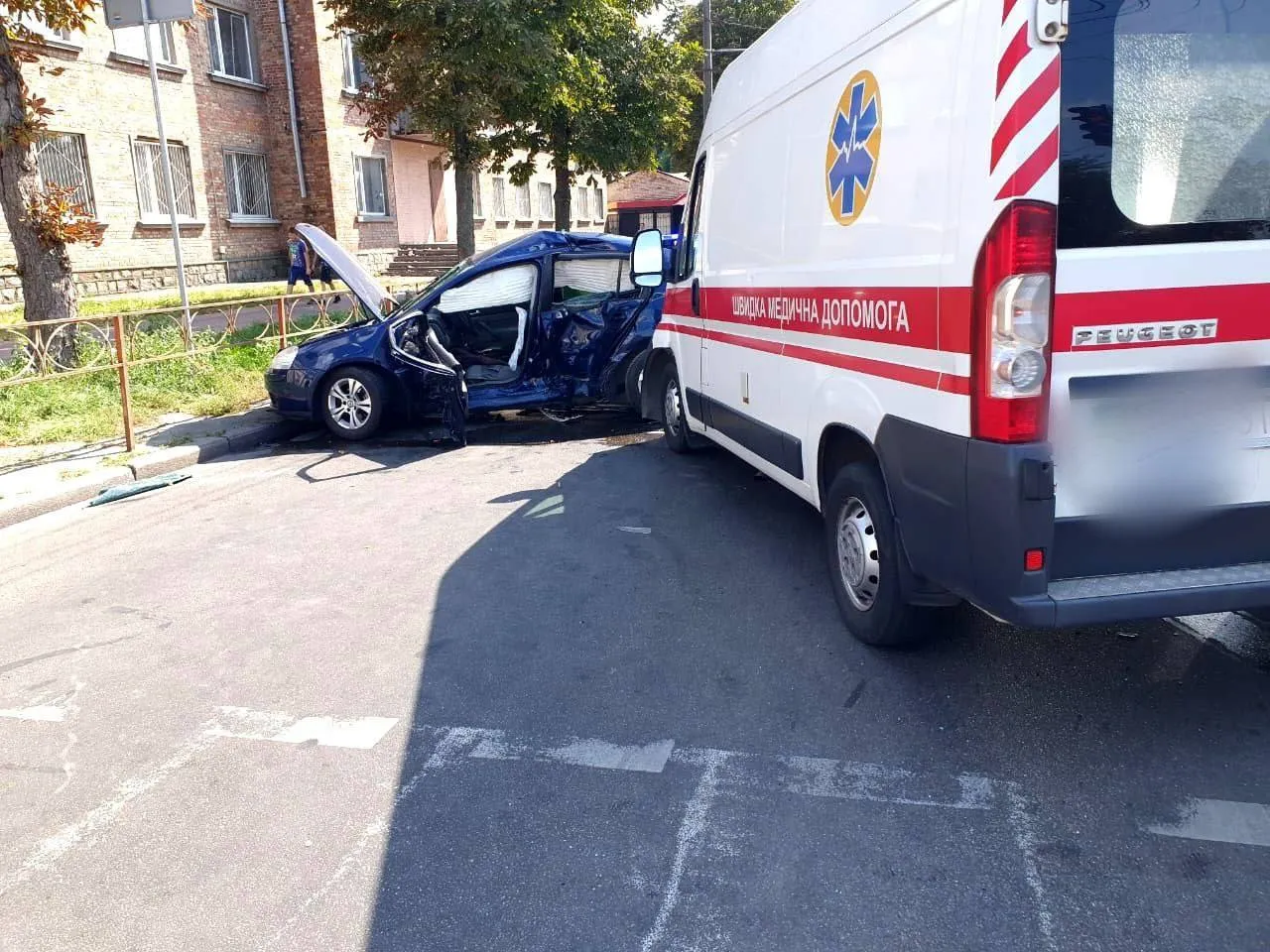 На Київщині сталась аварія за участі легковика та машини