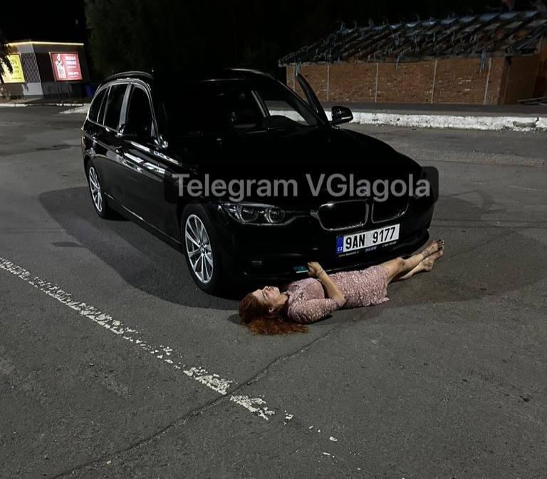 Женщина бросалась под колеса своего авто, а затем скрылась на нем / фото Telegram Виталия Глаголы