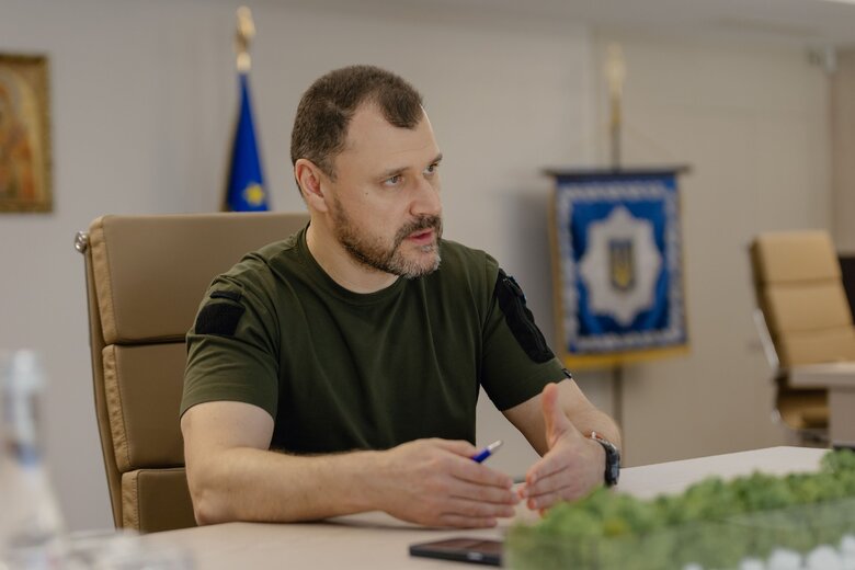 Министр внутренних дел Игорь Клименко: Контрабандисты переключились с сигарет и спирта на опрокидывание через границу людей. Это огромные средства, и риска меньше 01 dqxikeidqxiqqeant