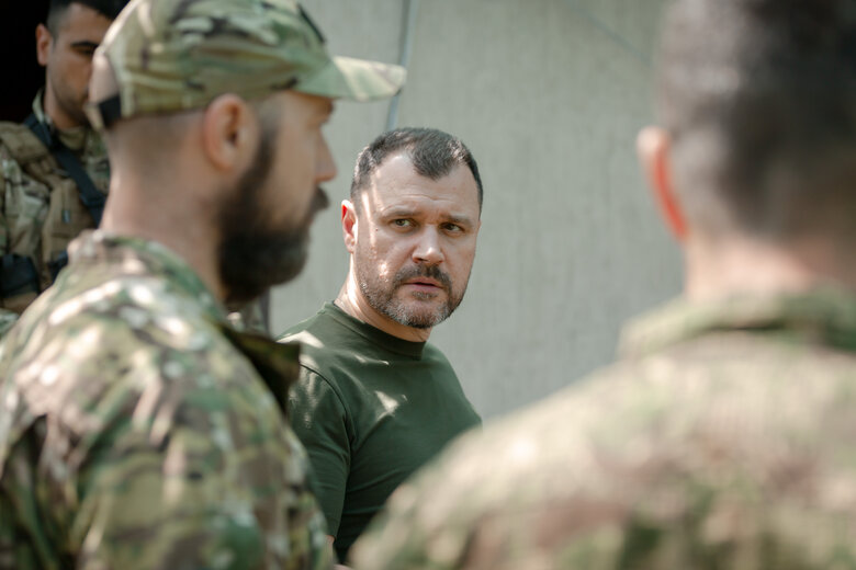 Министр внутренних дел Игорь Клименко: Контрабандисты переключились с сигарет и спирта на опрокидывание через границу людей. Это огромные средства, и риска меньше 07