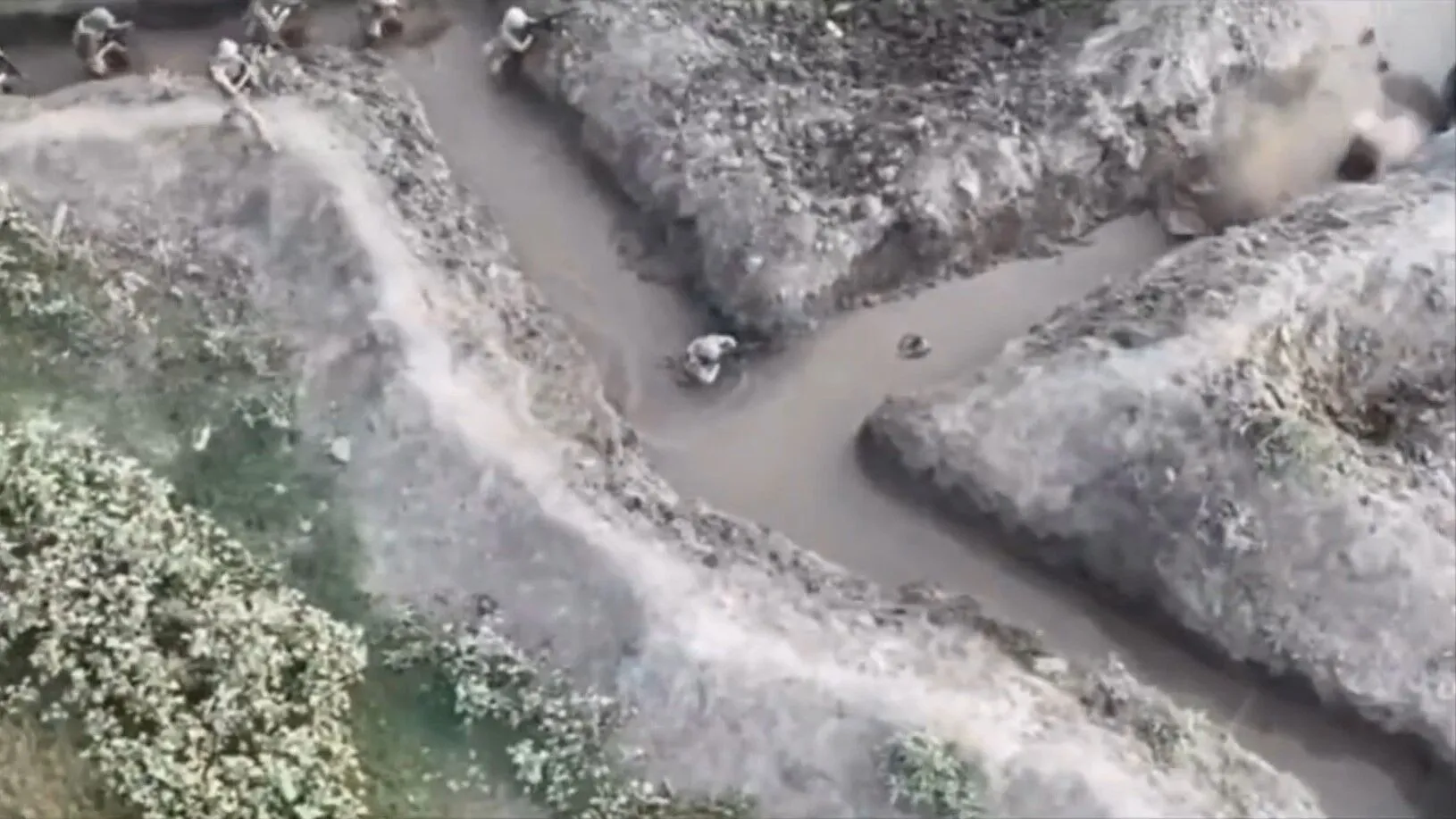 Воїни ЗСУ готуються до штурмів у надскладних умовах: з’явилися кадри із затоплених окопів