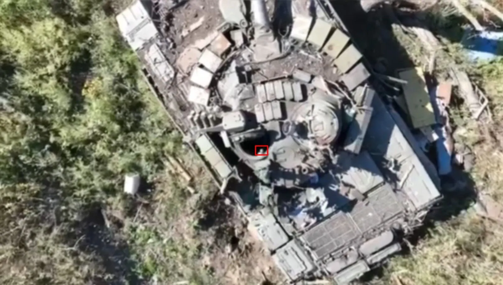 Українські десантники знищили ворожий танк точним влучанням: відео