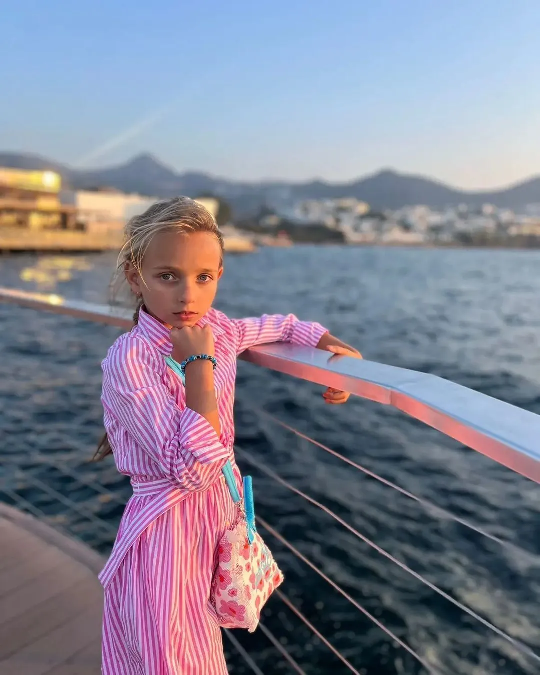 Навка отправила дочь в школу с