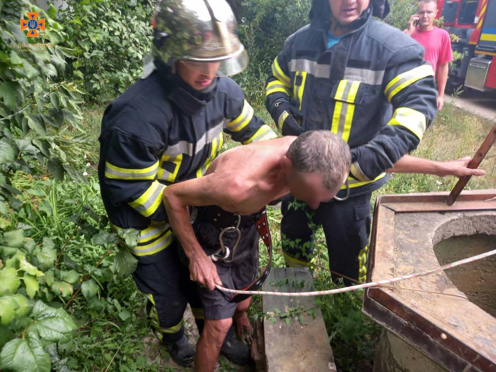 В Киевской области мужчина упал в колодец глубиной 18 метров. Фото