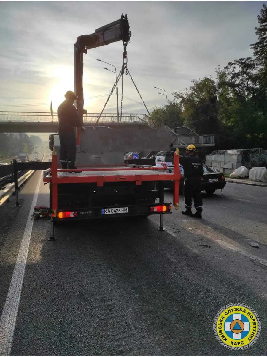 На в’їзді до Києва вантажівка на швидкості протаранила блокпост. Фото