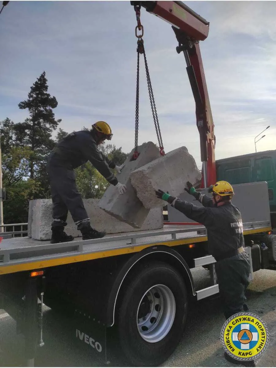 На в’їзді до Києва вантажівка на швидкості протаранила блокпост. Фото