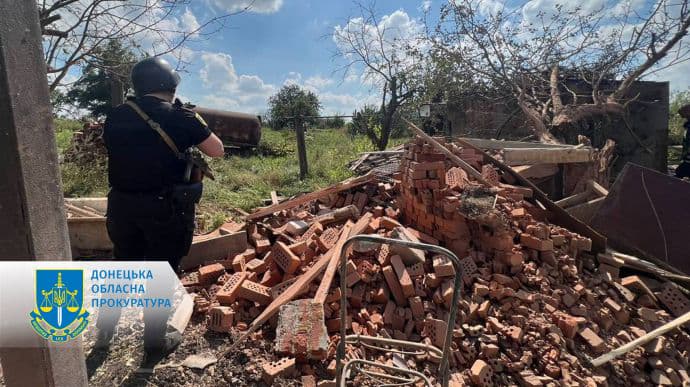 На Донеччині росіяни зруйнували будинок, вбили чоловіка й поранили ще 5 осіб dqxikeidqxidant
