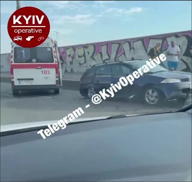 У Києві на Подолі зіткнулись Mercedes та Renault: є потерпілі, виник затор. Відео