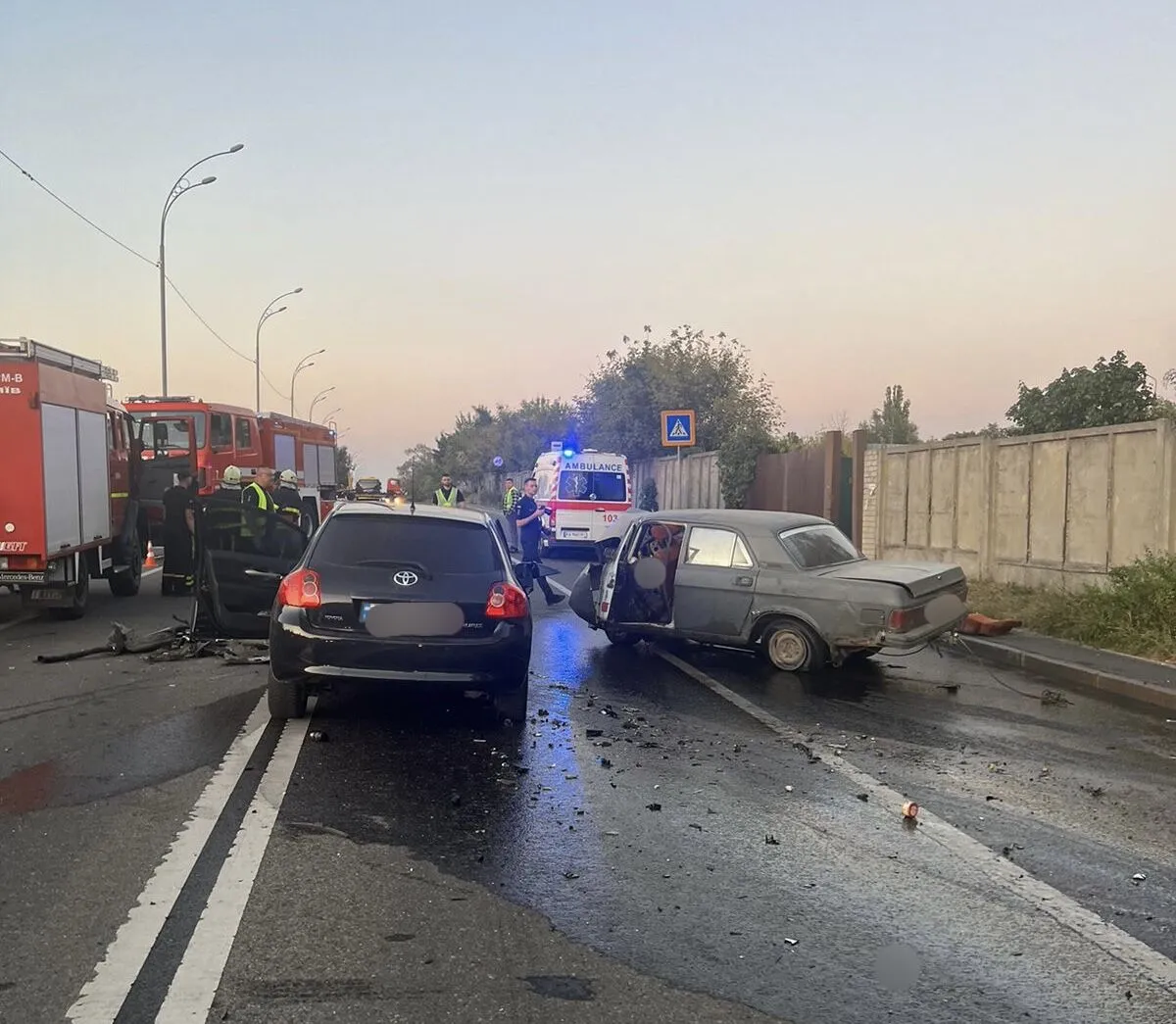 В Киеве столкнулись две легковушки: есть погибший, среди пострадавших – ребенок. Фото и видео dqxikeidqxiqqeant