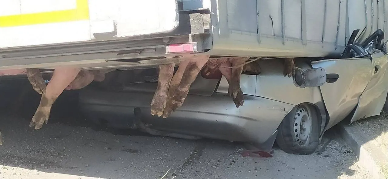 На Київщині вантажівка перекинулась на легковик: є загиблий. Фото і відео