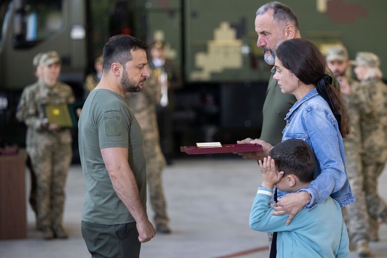 Зеленский вручил награды разведчикам 03