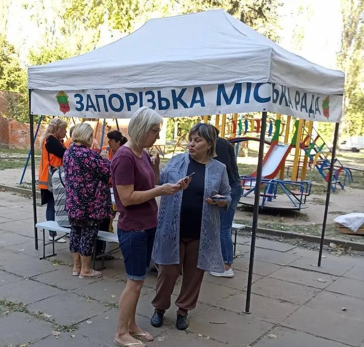 Росія обстріляла Запоріжжя ракетами: пошкоджено об’єкти інфраструктури, вибито вікна у 42 багатоповерхівках. Фото