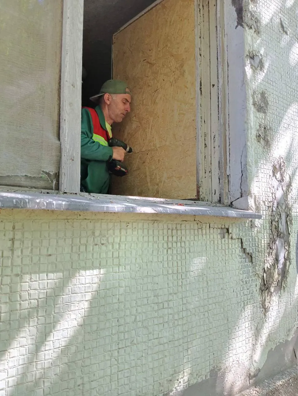 Росія обстріляла Запоріжжя ракетами: пошкоджено об’єкти інфраструктури, вибито вікна у 42 багатоповерхівках. Фото