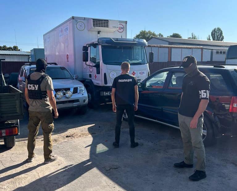 Викрито злочинну схему, створену керівником благодійної організації: продавали автівки, ввезені з-за кордону як гуманітарна допомога, - МВС 02