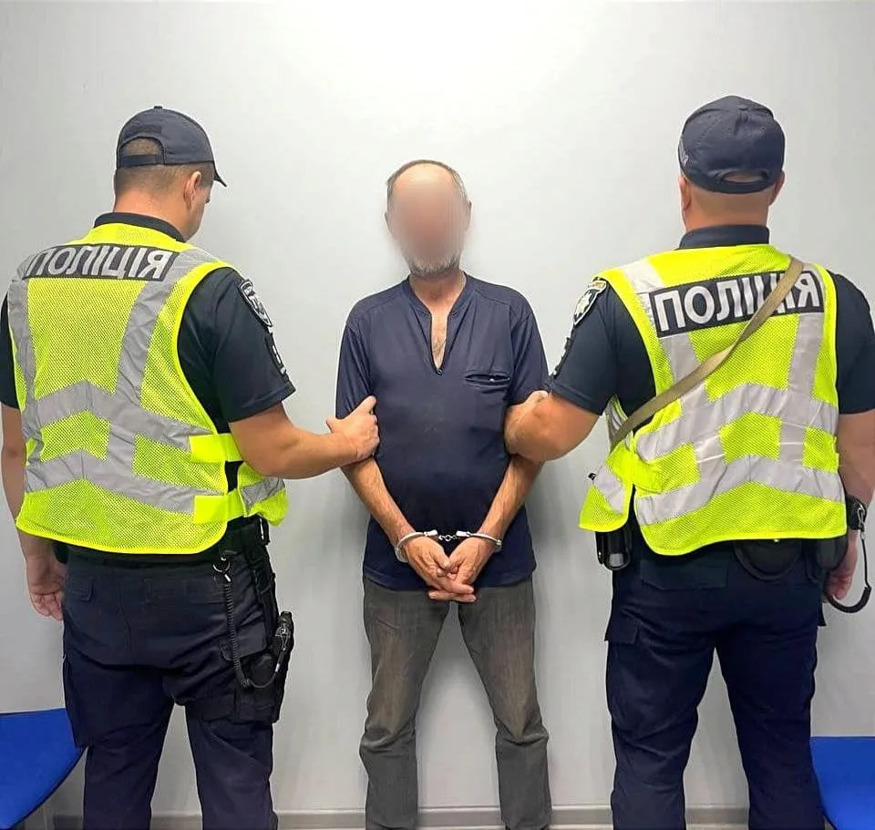 Вдарив ножем та втік: на Київщині чоловік ледь не вбив пасажира авто. Фото dqxikeidqxiqqeant