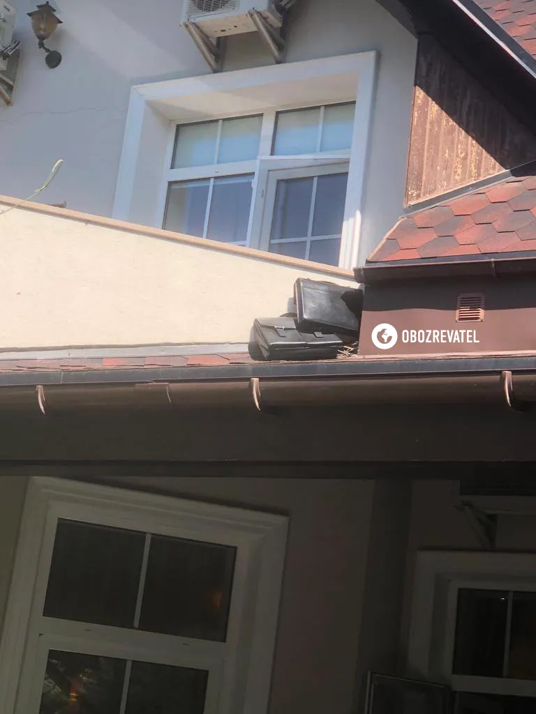 Портфелі на даху будинку. Можливо, так їх хотіли сховати