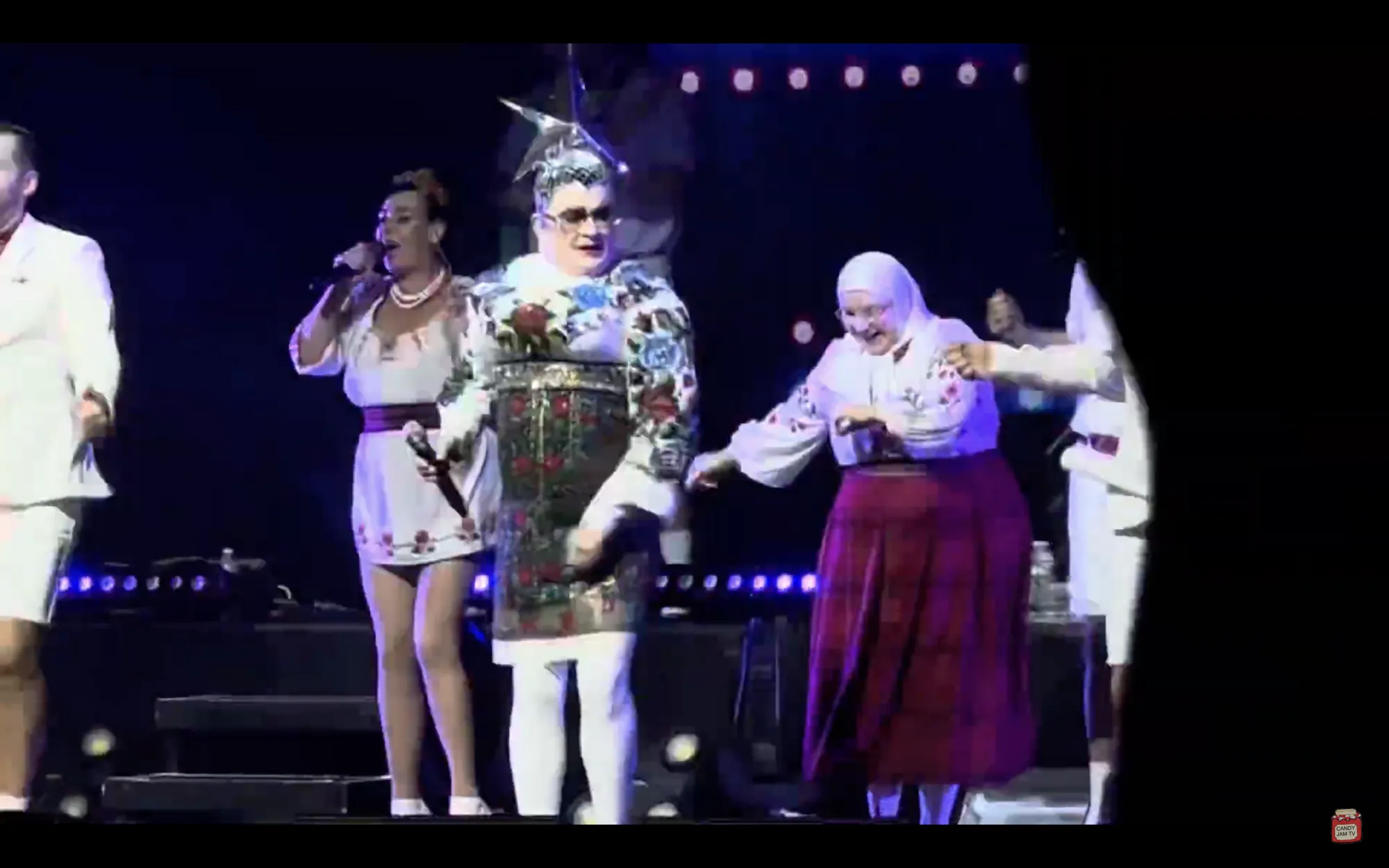 Літак із Вєркою Сердючкою на борту зробив вимушену посадку в Коннектикуті: що трапилося dqxikeidqxitkant