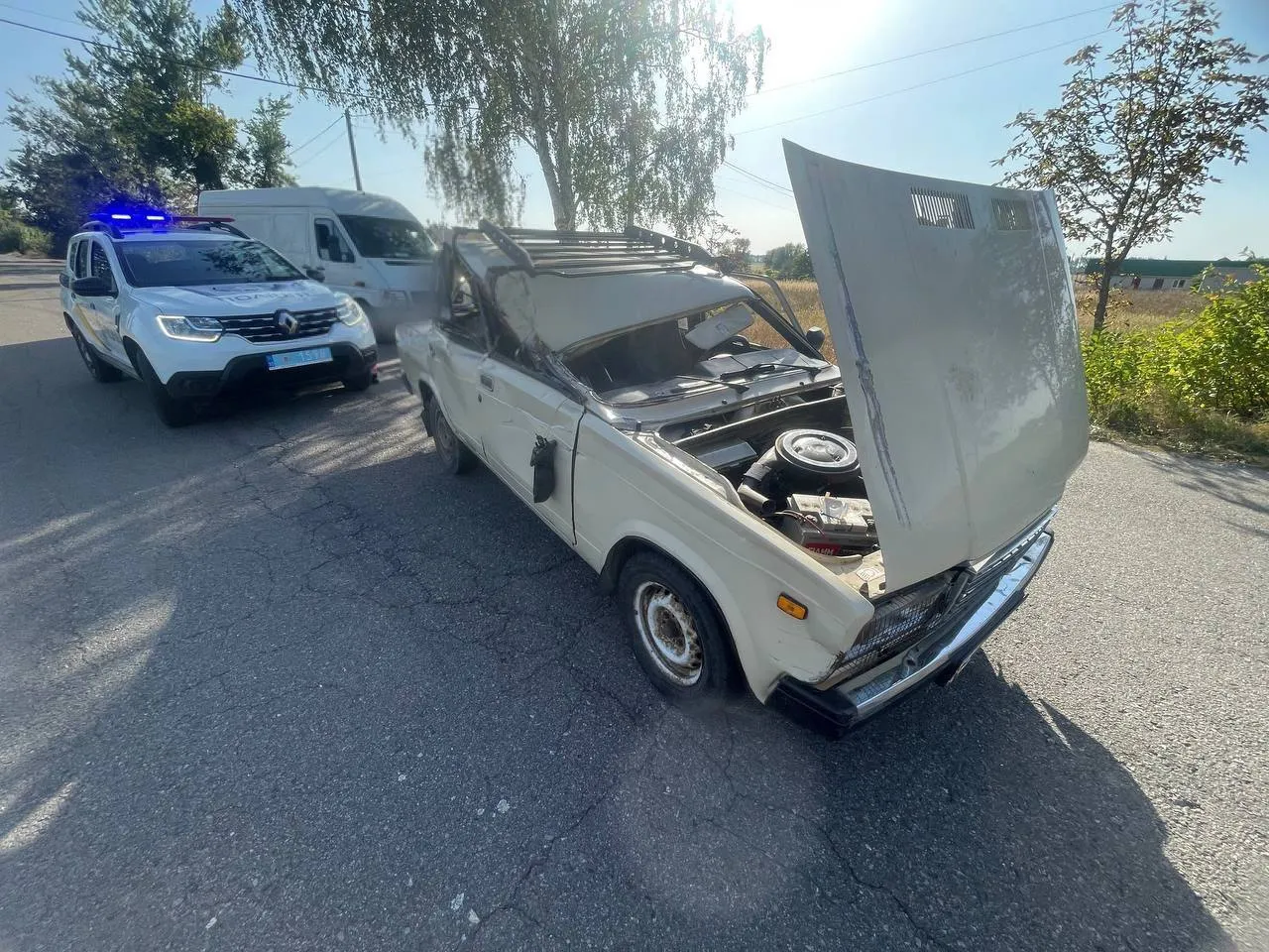 В Киевской области пьяный водитель легковушки протаранил грузовик, а затем пытался сбежать: есть пострадавший. Фото