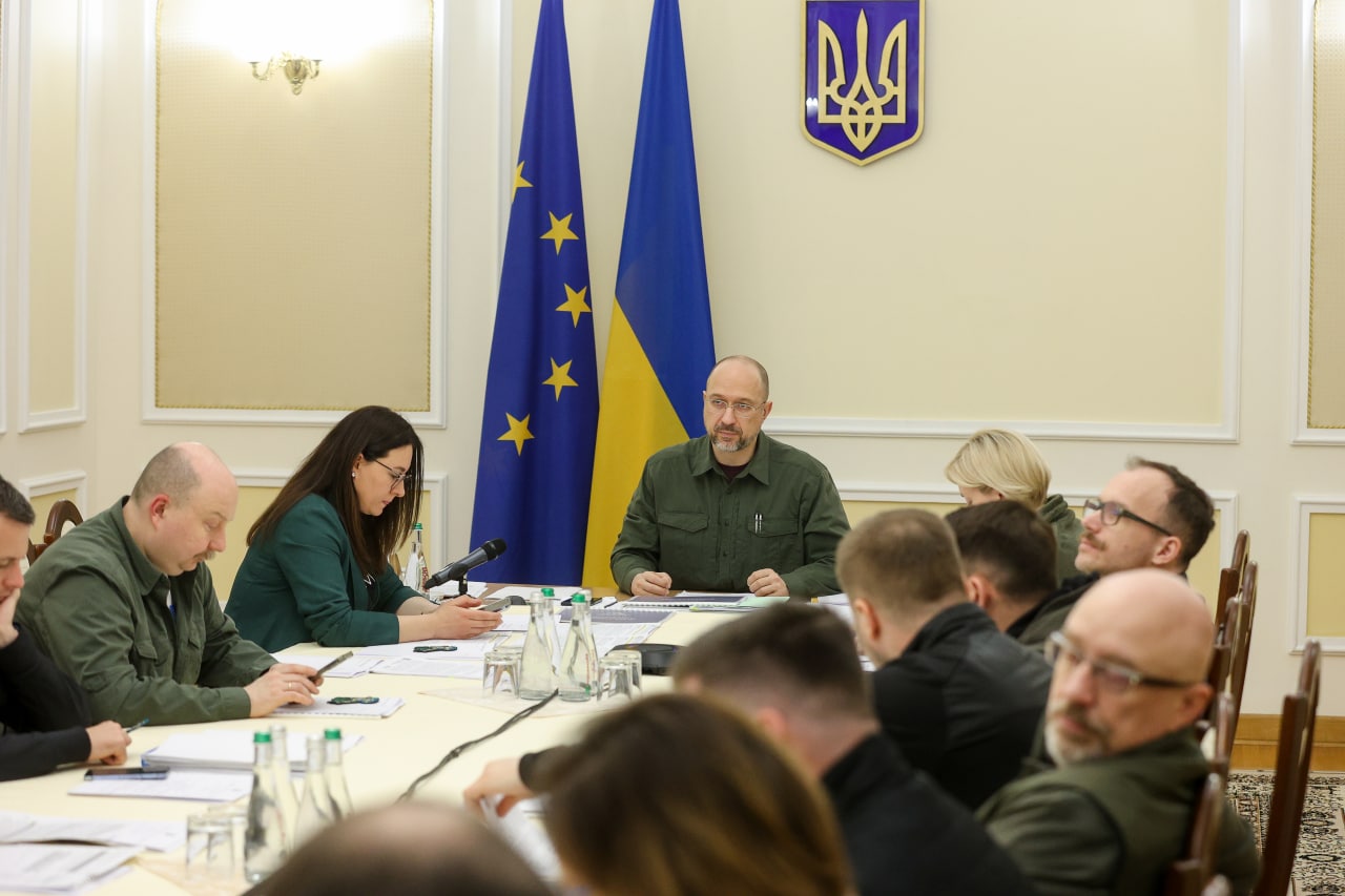 2023 г., премьер-министр Денис Шмигаль ведет заседание правительства. Эксминистру обороны Алексею Резникову, подавшему в отставку на волне очередного коррупционного скандала в МО, давно должны задавать вопросы правоохранительные органы