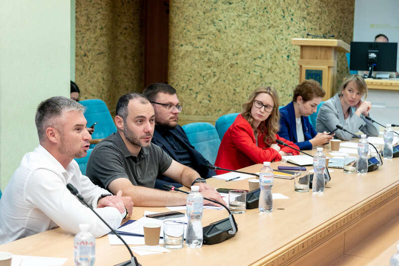 Александр Новиков в компании вице-премьера Александра Кубракова, директора НАБУ Семена Кривоноса и главы СН Елены Шуляк (крайняя справа) на одной из презентаций по продвижению скандального 5655