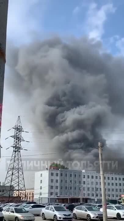 В Самаре вспыхнул мощный пожар на заводе, валит дым. Фото и видео
