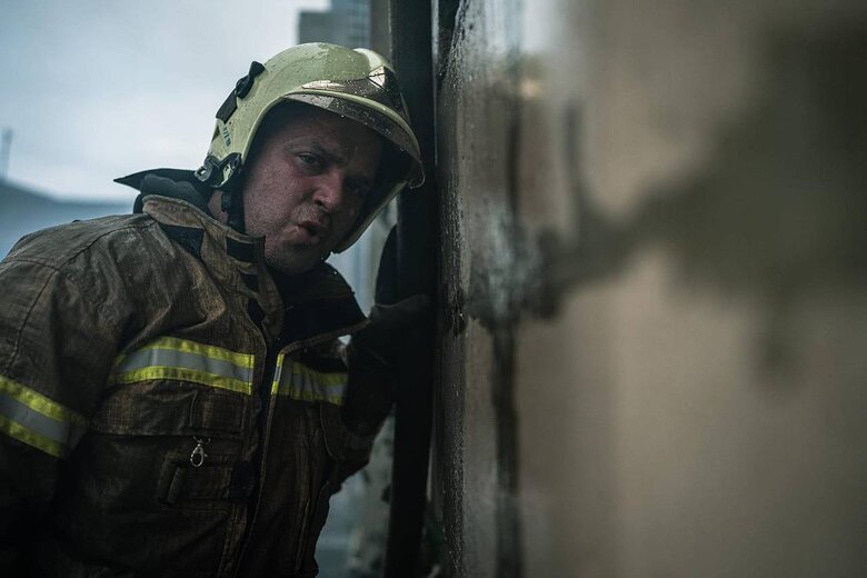 Зеленский поздравил ГСЧСовцев с Днем спасителя: Вы спасли после обстрелов тысячи жизней, ликвидировали более 100 тыс. пожаров 06