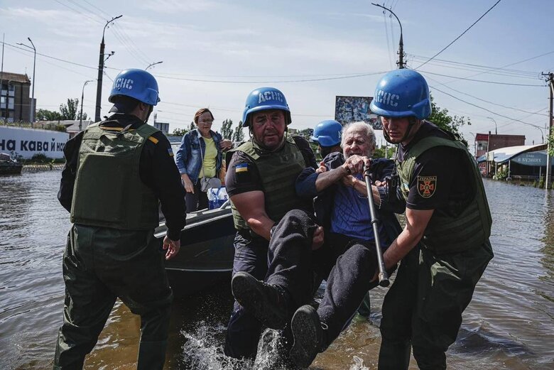 Зеленський привітав ДСНСівців із Днем рятівника: Ви врятували після обстрілів тисячі життів, ліквідували понад 100 тис. пожеж 04